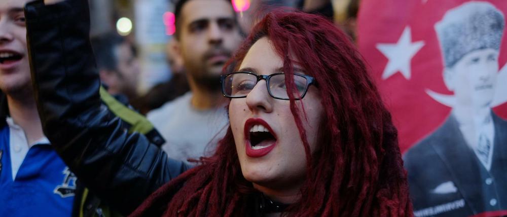 Anhänger der «Nein»-Bewegung protestieren in Istanbul mit Porträts des Staatsgründers Atatürk gegen das Ergebnis des Referendums.