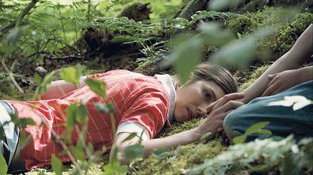 Das Spiel beiläufiger Gesten.Theres (Miriam Jakob) ruht sich kurz in der freien Natur aus. 