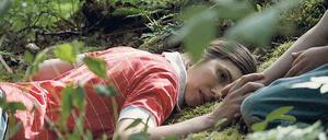 Das Spiel beiläufiger Gesten.Theres (Miriam Jakob) ruht sich kurz in der freien Natur aus.