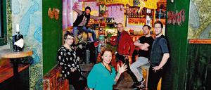 Fühlen sich sichtlich wohl in ihrem neuen Club: die fünf Macher vom "Toast Hawaii". 