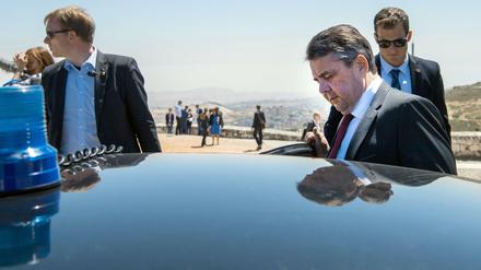 Außenminister Sigmar Gabriel (SPD) steigt am Auguste-Victoria-Gelände in Jerusalem in eine Limousine. 