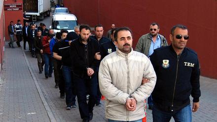 Bei landesweiten Razzien gegen mutmaßliche Gülen-Anhänger sind in der Türkei mehr als tausend Verdächtige festgenommen worden. 