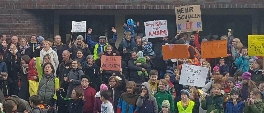 Eltern und Kinder demonstrieren in Lichtenberg.