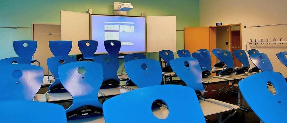 Mit Smartboard statt Tafel - einer der neuen Klassenräume.