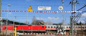 Eine geschlossene Schranke am S-Bahnhof Karlshorst in Berlin.