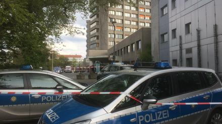 Die Gegend rund um das Krankenhaus ist abgesperrt. 