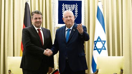 Nicht beim Premierminister Israels, aber beim Staatspräsidenten war der Außenminister willkommen: Sigmar Gabriel mit Reuven Rivlin.