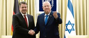 Nicht beim Premierminister Israels, aber beim Staatspräsidenten war der Außenminister willkommen: Sigmar Gabriel mit Reuven Rivlin.
