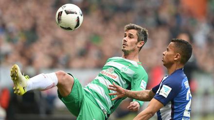 Bremens Fin Bartels erzielte das 1:0 für Werder Bremen. Herthas Allan sah dabei nicht gut aus.