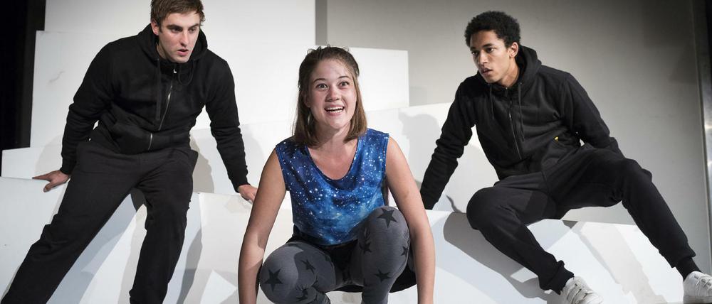 Szene aus Sibylle Bergs Stück „Mein ziemlich seltsamer Freund Walter“, das Katharina Brankatschk am Thalia Theater Halle auf die Bühne gebracht hat und jetzt in Berlin gastiert. 