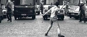 Randale wurde das Wort der Stunde. Mit Steinen und Zwillen wurde die Polizei attackiert.