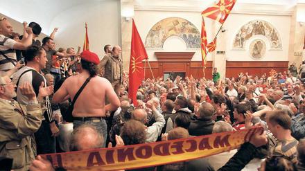 Randale. Nationalisten verprügelten im Parlament Abgeordnete. 