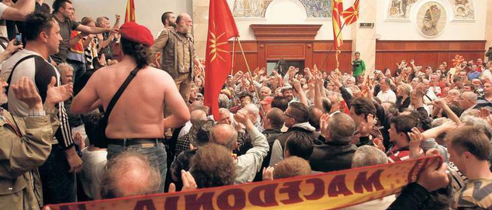 Randale. Nationalisten verprügelten im Parlament Abgeordnete. 