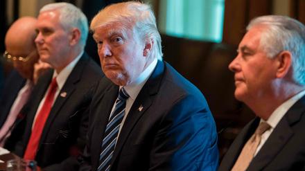 Alles kompliziert. US-Präsident Trump mit Außenminister Rex Tillerson (r.), Vizepräsident Mike Pence und Handelsminister Wilbur Ross (l.).