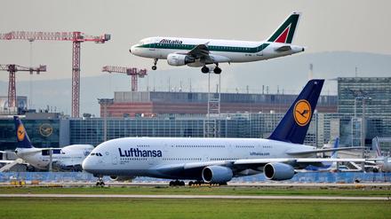  Ein Airbus der Fluggesellschaft Alitalia fliegt am im Landeanflug auf den Flughafen Frankfurt am Main scheinbar über einen Airbus A380 der Lufthansa hinweg. Die Regierung in Rom hat diese Wocheandere Airlines ermuntert, für die verschuldete Fluggesellschaft zu bieten.