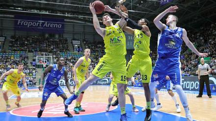 Berlins Bogdan Radosavljevic (Mitte) konnte sich zu selten durchsetzen.