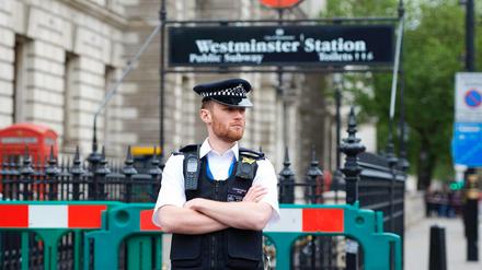 Ein Polizist an der U-Bahn-Station Westminster im Zentrum Londons 
