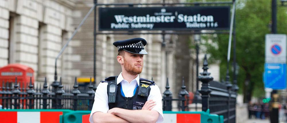 Ein Polizist an der U-Bahn-Station Westminster im Zentrum Londons