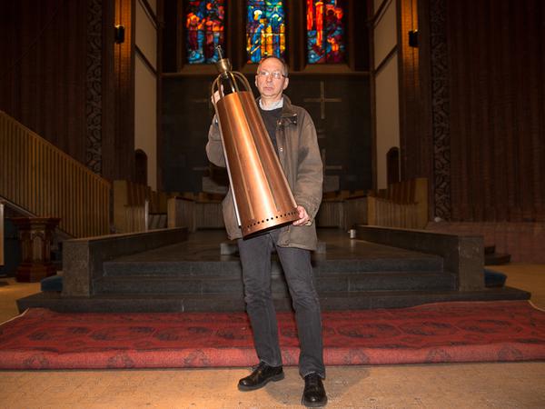 GKR-Mitglied Peter Behrendt zeigt eine der acht Kilogramm schweren Deckenleuchten