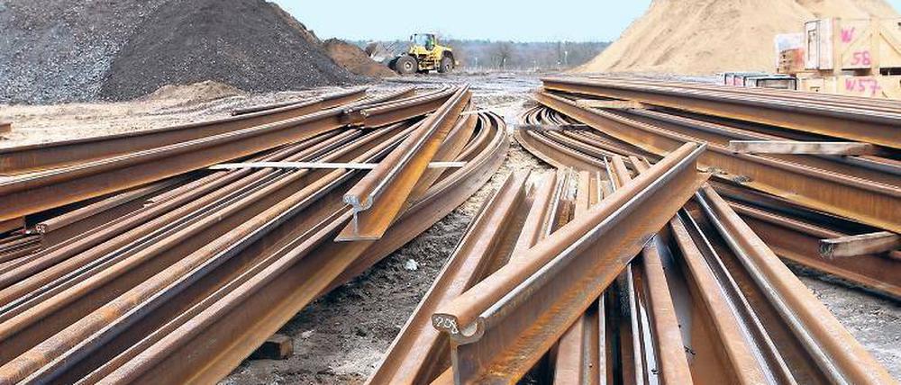 Eine Tram wird kommen. Die Schienen liegen schon, 20.000 Autos täglich müssen ausweichen.