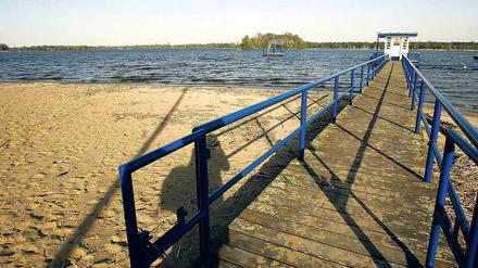 Im Tegeler See kann man baden, ohne Eintritt zu zahlen. Wer aber ins Strandbad will, hat Pech. Das Bad bleibt zu, weil seine Abwasserrohre nicht doppelwandig sind. 