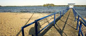 Im Tegeler See kann man baden, ohne Eintritt zu zahlen. Wer aber ins Strandbad will, hat Pech. Das Bad bleibt zu, weil seine Abwasserrohre nicht doppelwandig sind. 