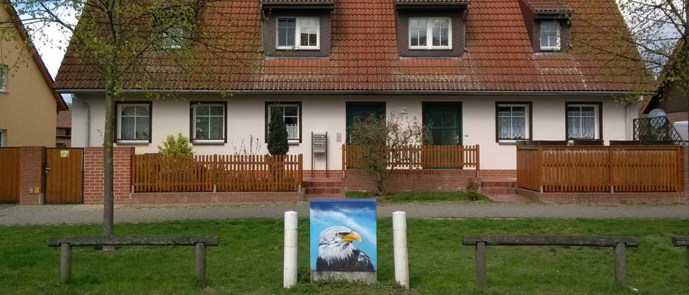 Western-Stimmung am Stadtrand: Dieser Adler wacht über Blankenfelde.