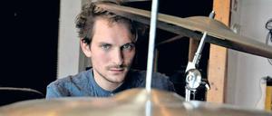 Der Berliner Komponist und Schlagzeuger Max Andrzejewski,30, in seinem Friedrichshainer Probenraum.