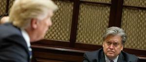 US-Präsident Donald Trump und sein Chefstratege Steve Bannon bei einem Meeting zur Cyber-Sicherheit im Weißen Haus in Washington (USA).