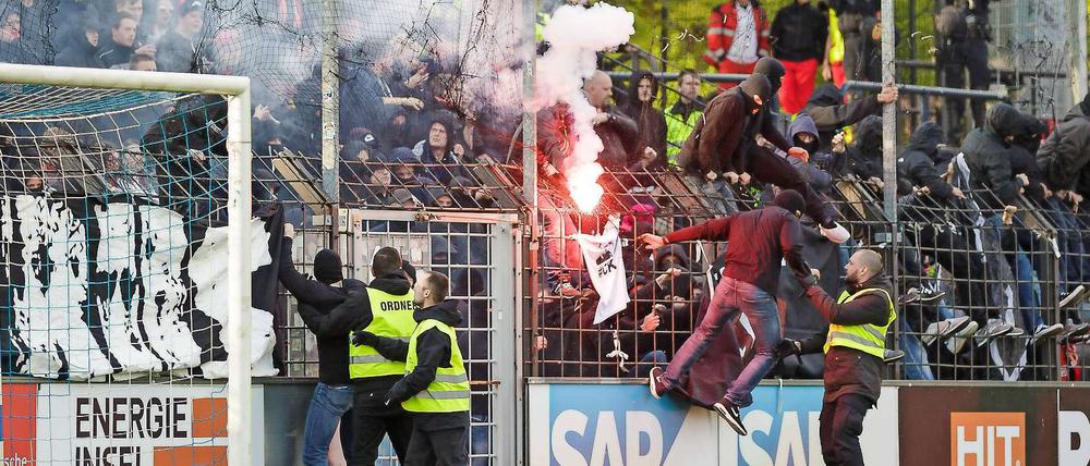 Beim Regionalliga-Spiel zwischen SV Babelsberg 03 und Energie Cottbus kam es zu massiven Ausschreitungen.