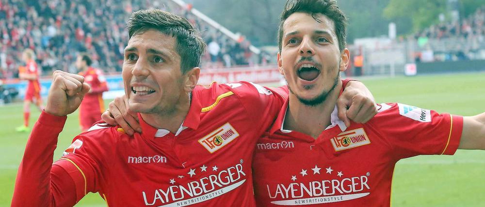 Torschütze Damir Kreilach (links) bejubelt seinen Treffer zum 2:0.