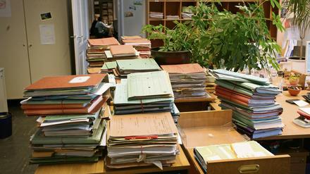 Jede Akte ein Schicksal, das wartet: Stapel im Sozialgericht, Invalidenstr. 52 im Bezirk Mitte.