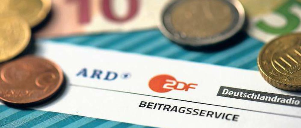 Bei monatlich 17,50 Euro steht derzeit der Rundfunkbeitrag. Die Ministerpräsidenten werden entscheiden müssen, ob der Beitrag von 2021 an steigen wird.