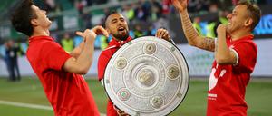 Die Besten im Lande. Lewandowski, Arturo Vidal and Rafinha feiern den Titel.