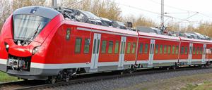 Bei dem guten Wetter wollen viele zum Baumblütenfest - die Züge sind überfüllt.