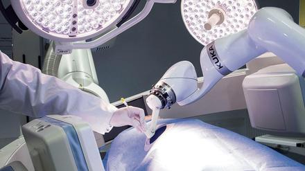 Roboter als Chirurgen? Warum nicht, wenn sie exakter arbeiten, sagt fast jeder zweite Bundesbürger.