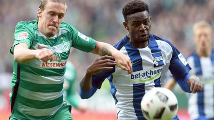 Bremens Max Kruse (links) kämpft mit Berlins Jordan Torunarigha um den Ball.