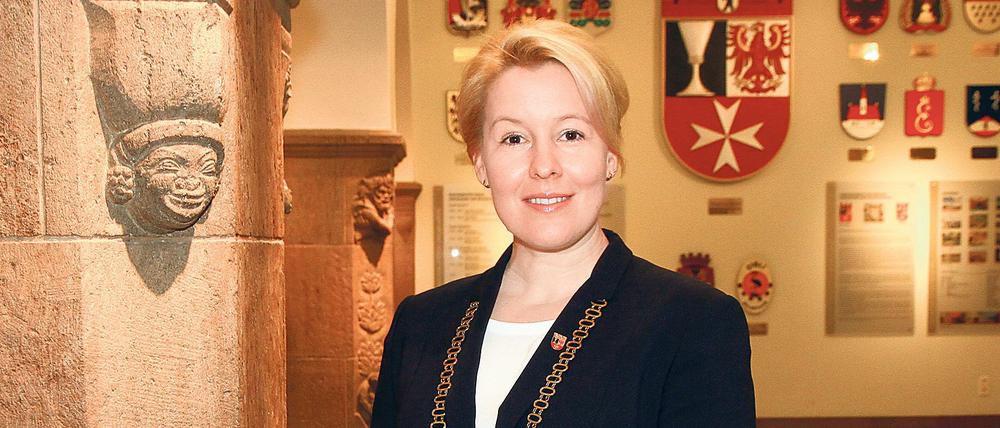 Ausnahmsweise leicht verspätet: Franziska Giffey, Bezirksbürgermeisterin von Neukölln.