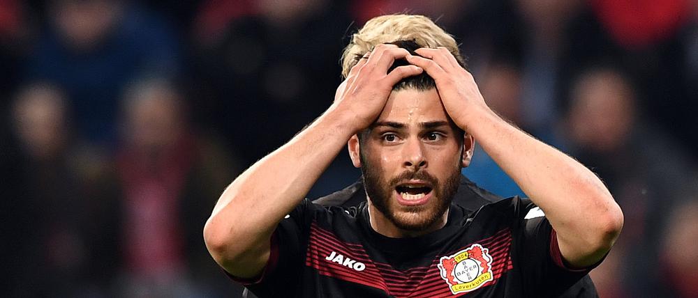 Der Leverkusener Kevin Volland ärgert sich über eine vergegebene Chance.