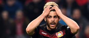 Der Leverkusener Kevin Volland ärgert sich über eine vergegebene Chance.