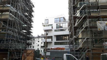 Auf diesen Neubau flogen die 25 Farbbeutel in der Nacht. (Archivbild)