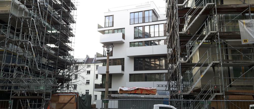 Auf diesen Neubau flogen die 25 Farbbeutel in der Nacht. (Archivbild)