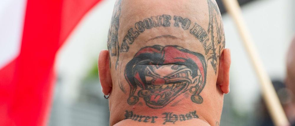 Ein Teilnehmer des Neonazi-Aufmarschs im niedersächsischen Bad Nenndorf (Archivbild).