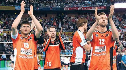 Ciao Rom. Die Spieler der Volleys verabschieden sich von den Fans. 