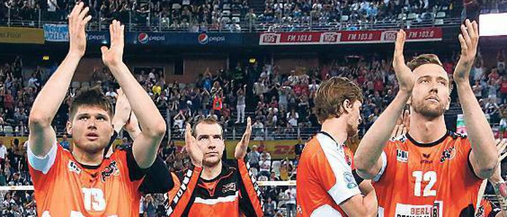 Ciao Rom. Die Spieler der Volleys verabschieden sich von den Fans. 