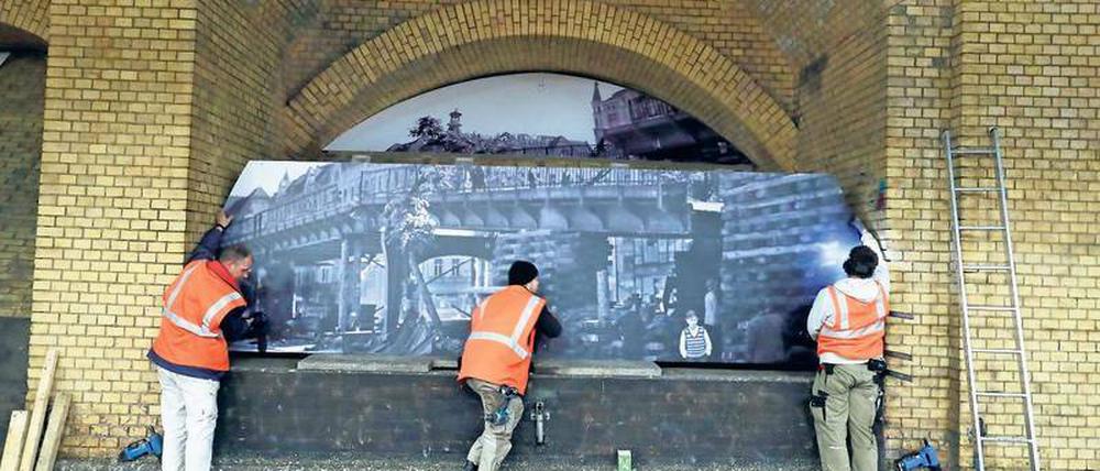 Puzzle an der Wand. Im S-Bahnhof Schönhauser Allee wurden jetzt die letzten Bilder an der Stützwand montiert. 