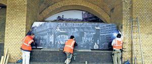 Puzzle an der Wand. Im S-Bahnhof Schönhauser Allee wurden jetzt die letzten Bilder an der Stützwand montiert.