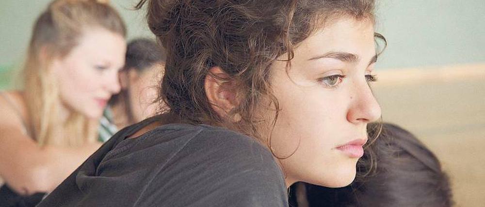 Sehnsucht. Die 17-jährige Paula (Elisabeth Wabitsch) schwärmt für eine Mitschülerin.
