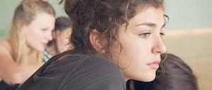 Sehnsucht. Die 17-jährige Paula (Elisabeth Wabitsch) schwärmt für eine Mitschülerin.