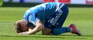 Zum ins Gras beißen. Aaron Hunt von Hamburg liegt auf Augsburger Rasen .